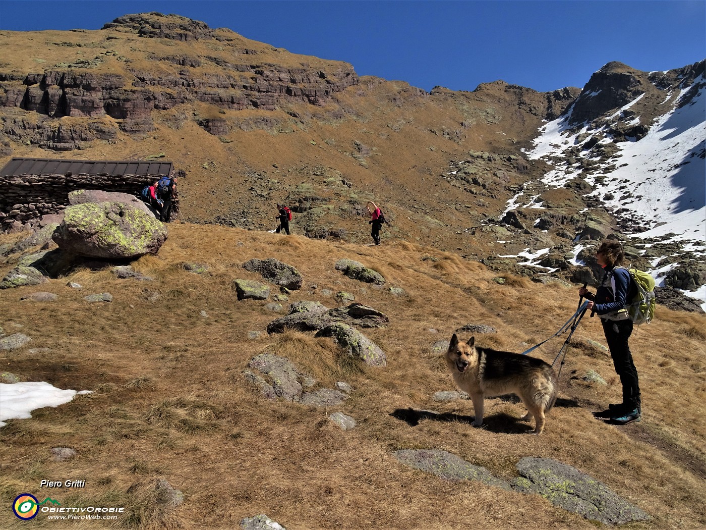 21 Alla Baita dei Tre Pizzi (2116 m)...in alto la cima del Pietra Quadra.JPG